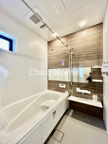 江戸川区南葛西2丁目新築分譲住宅の浴室|【バスルーム】暖房換気乾燥機付きシステムバスルーム。暖房・冷風・換気・乾燥など、毎日を快適に過ごせるうれしい機能が揃っています。雨の日の洗濯物も安心です。