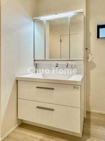 江戸川区南葛西2丁目新築分譲住宅の独立洗面台|【洗面化粧台】洗面化粧台には三面鏡を採用。身だしなみを整えやすい事はもちろんですが、鏡の後ろに収納スペースを設ける事により、散らかりやすい洗面スペースをすっきりさせる事が出来るのも嬉しいですね