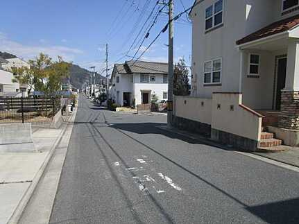 安佐南区山本新町５丁目の前面道路含む現地写真