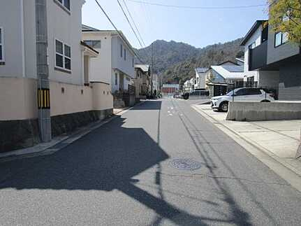 安佐南区山本新町５丁目の前面道路含む現地写真