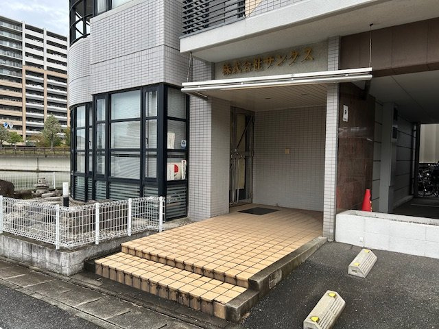 サンクスビルのエントランス