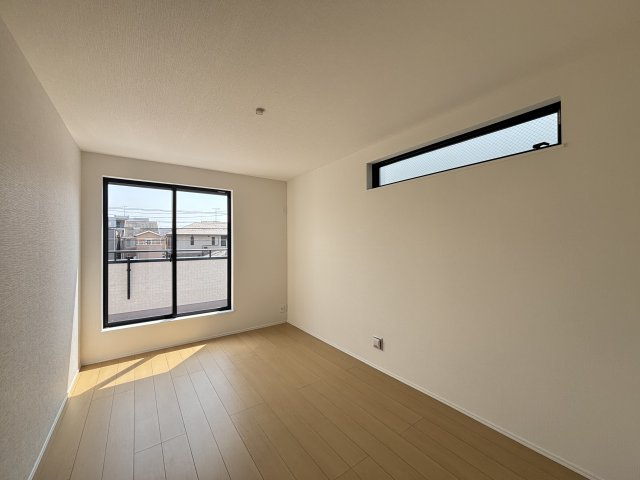 ハートフルタウン西区枇杷島｜名古屋市の戸建ならホームアップの洋室|バルコニーに面した明るい居室。採光と通風に配慮した設計で、心地よい室内空間を実現。