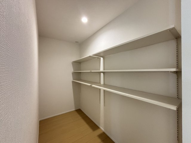 ハートフルタウン西区枇杷島｜名古屋市の戸建ならホームアップの内装|キッチンのすぐ裏にあるパントリーは、買い置きの食材や調理家電の収納にとても便利！