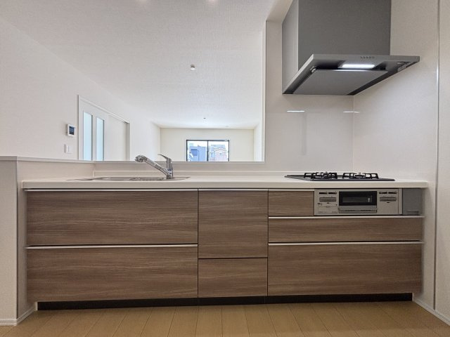 ハートフルタウン西区枇杷島｜名古屋市の戸建ならホームアップのキッチン|リビングで遊ぶお子様の様子を見守りながら、安心してお料理。家族との会話も弾む、幸せなキッチン時間です。