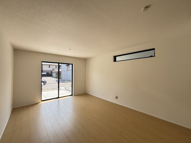 ハートフルタウン西区枇杷島｜名古屋市の戸建ならホームアップの居間・リビング|たっぷりの陽光が降り注ぎ、自然と家族が集まる明るい空間。笑顔あふれる団らんの時間がここから始まります。