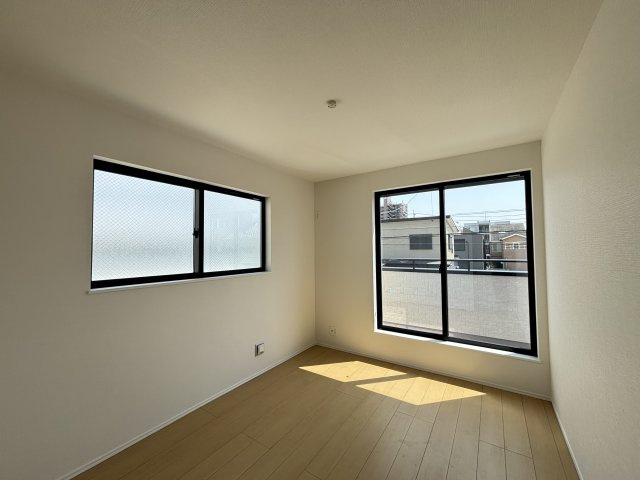 ハートフルタウン西区枇杷島｜名古屋市の戸建ならホームアップの洋室|窓から心地よい光と風を取り込む二面採光。プライベートな時間をゆったりと過ごせる、安らぎの居室空間です。