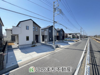 【前面道路含む現地写真】 | WOODIE　久喜市青毛3丁目　3号棟 | 前面道路が広いので、陽当り・解放感◎になっております！
