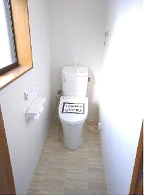 堀切町　のトイレ|節水型でエコなトイレには、今では当たり前のウォシュレット付き。便座を温める機能もついていて、居心地良くてトイレから出られなくなるかも！換気用に換気扇はもちろん、窓も着いているので常に快適ですね♪
