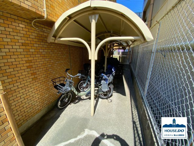 上社ダイアパレス第2　名東区上社2丁目の駐輪場|自転車置き場は、屋根付きです。
