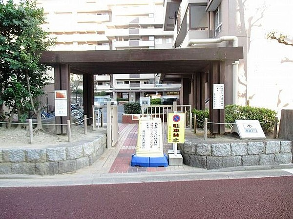 グリーンタウン島江8号棟のエントランス