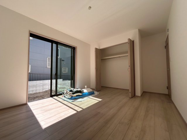 大阪市鶴見区中茶屋1丁目　A号棟の洋室|約7.5帖
各居室収納付きです！