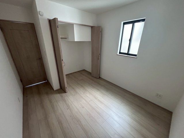 大阪市鶴見区中茶屋1丁目　A号棟の洋室|約5帖の納戸
お部屋としても物置部屋としてもご利用いただけます。