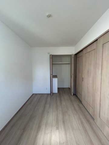 大阪市鶴見区中茶屋1丁目　A号棟の洋室|約5帖
リビングに隣接する洋室。