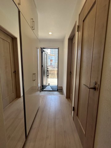 大阪市鶴見区中茶屋1丁目　A号棟の玄関|玄関には全身鏡もあり、身支度を整えるのに便利です！