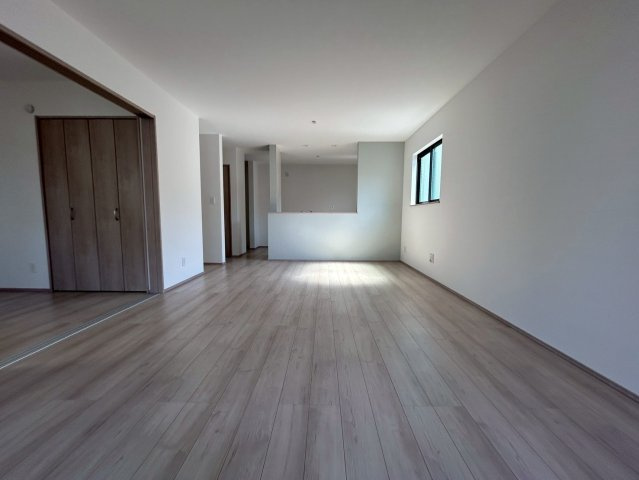 大阪市鶴見区中茶屋1丁目　A号棟の居間・リビング|約20.2帖の大空間リビングです。隣接する約5帖の洋室との間仕切り扉を開けると、さらに開放的なリビングになります。