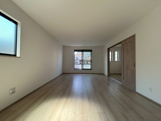 大阪市鶴見区中茶屋1丁目　A号棟の居間・リビング|窓も多く明るく通風良好です。