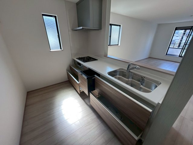 大阪市鶴見区中茶屋1丁目　A号棟のキッチン|キッチン下の収納も大容量です！