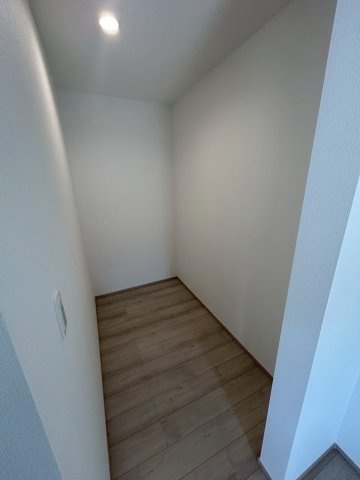 大阪市鶴見区中茶屋1丁目　A号棟の収納|キッチン横には食材や日用品などストック用品を置くのに便利なパントリーがあります。