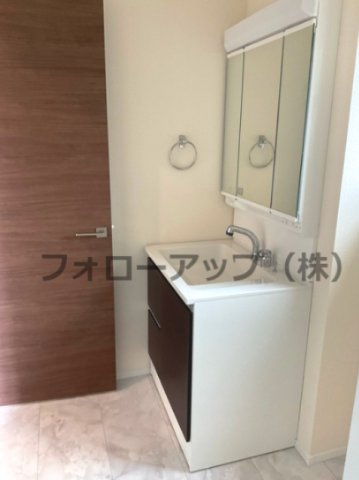 リーブルガーデン北九州市小倉南区長行西第五の独立洗面台|独立洗面台、小物を置くことができて便利です