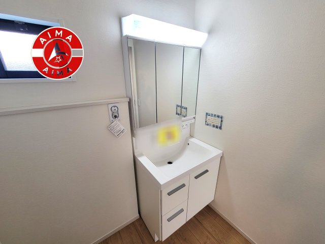 福岡市東区若宮3丁目第5-1棟（1号棟）　の内観：施工例|毎日使うものだから清潔な空間を保ちたい水回り。洗面にはそんな願いを解消させてくれる収納アイデアが満載です。三面鏡の裏側にはキャビネットが現れ小物から背の高い物まで収納できます。
