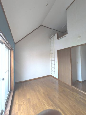 久喜市青葉３丁目のアパートの居間・リビング