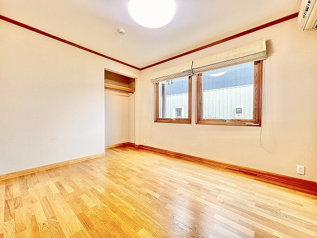 【寝室】 | 西東京市泉町5丁目　中古一戸建住宅　(保谷店) | 落ち着いた色味のクロスとフローリングでほっと一息つける空間。