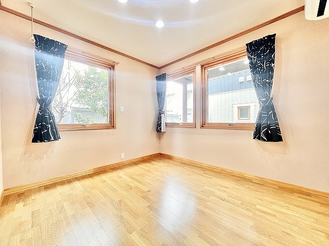 【洋室】 | 西東京市泉町5丁目　中古一戸建住宅　(保谷店) | さまざまな家具を取り入れやすいナチュラルな内装。