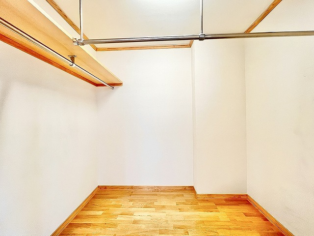 【収納】 | 西東京市泉町5丁目　中古一戸建住宅　(保谷店) | 衣類や趣味用品もまとめて収納可能なウォークインクローゼット。
