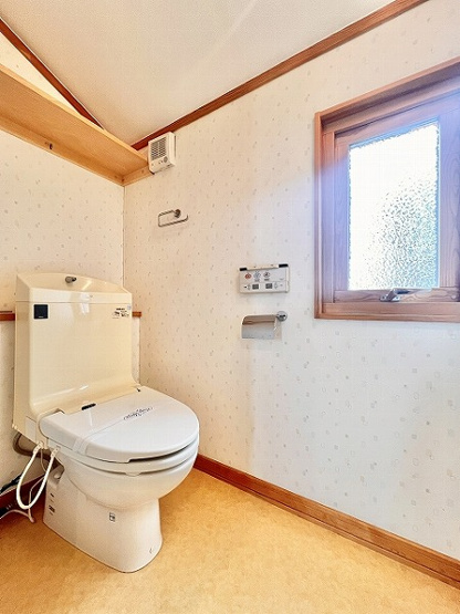 【トイレ】 | 西東京市泉町5丁目　中古一戸建住宅　(保谷店) | 窓が付いておりしっかりと換気が出来るトイレ。各階に設置されているので来客時も気兼ねなくお使いいただけます。