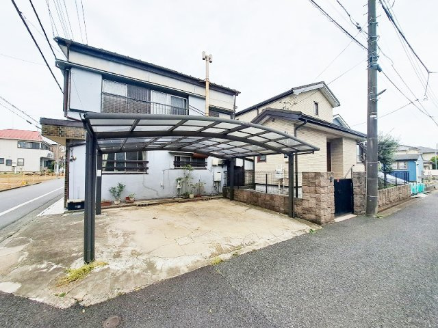 【駐車場】 | 西東京市泉町5丁目　中古一戸建住宅　(保谷店) | 土地面積50坪以上！並列2台駐車が可能です(車種によります)