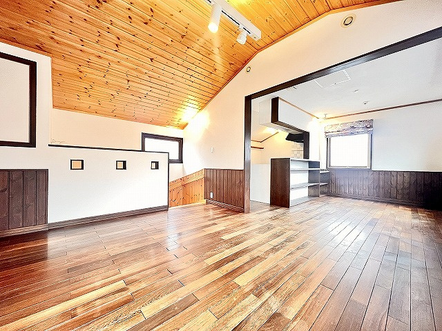 【居間・リビング】 | 西東京市泉町5丁目　中古一戸建住宅　(保谷店) | 暮らしの中心となるリビングは、ご家族で心地良く過ごせる空間に。