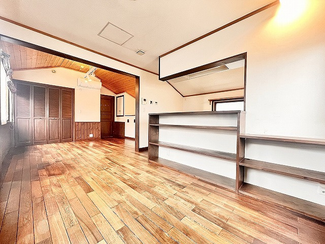 【居間・リビング】 | 西東京市泉町5丁目　中古一戸建住宅　(保谷店) | 2階に設置されている為、外からの視線が気になりにくく陽当たりも良好！