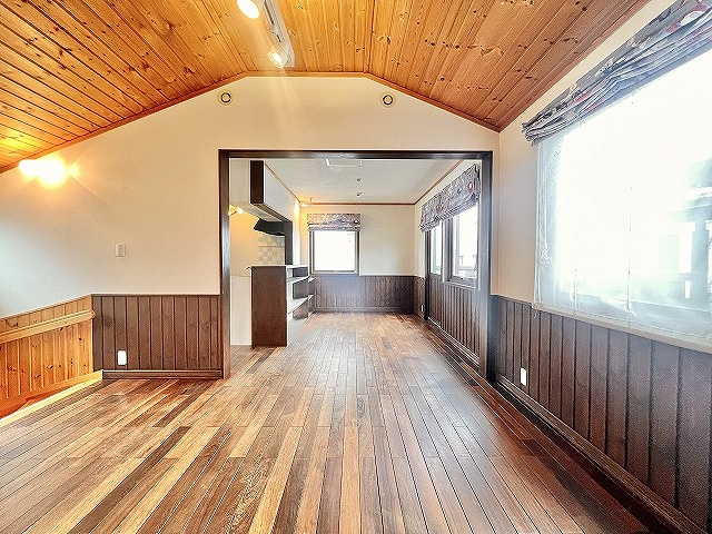 【居間・リビング】 | 西東京市泉町5丁目　中古一戸建住宅　(保谷店) | ご家族と顔を合わせる機会が増え、自然と会話が生まれるリビング階段。