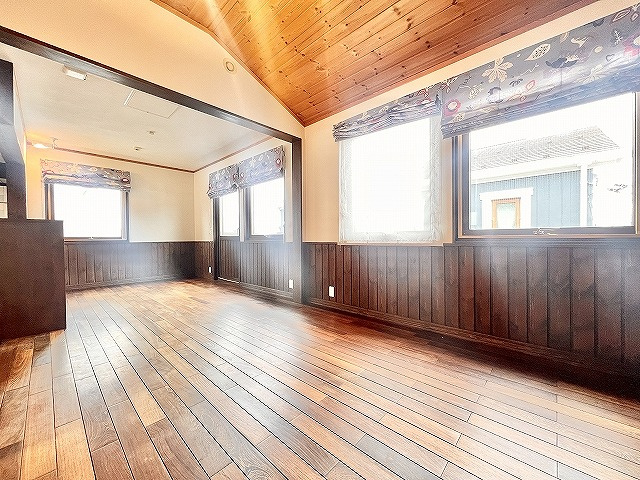 【居間・リビング】 | 西東京市泉町5丁目　中古一戸建住宅　(保谷店) | 自然光がたっぷりと降り注ぎ、ご家族でゆったりとお過ごしいただけるリビングです。