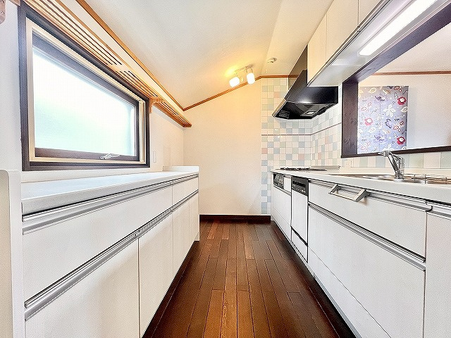 【キッチン】 | 西東京市泉町5丁目　中古一戸建住宅　(保谷店) | 収納豊富なので調理道具がスッキリと片付きます。