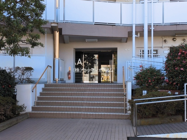 越谷ファミリータウンA棟　中古マンションのエントランス