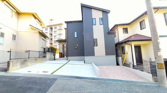 神戸市垂水区桃山台　新築一戸建の前面道路含む現地写真