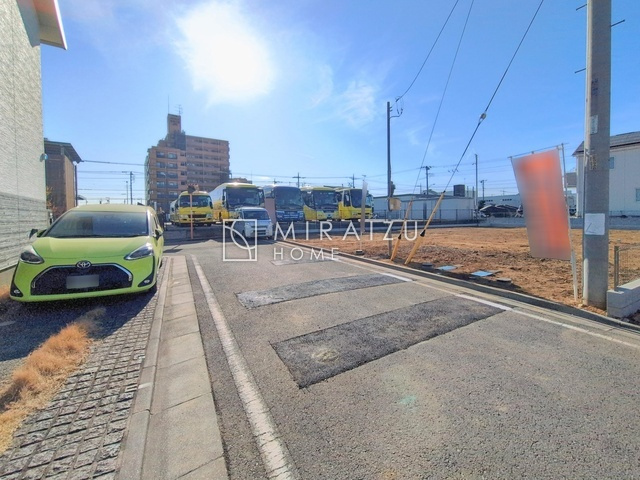 【前面道路含む現地写真】 | 陽の光をたっぷりと浴びながら気持ち良く生活が出来ます。夢のマイホーム、夢ではなく実現出来ます！見学・ご相談等、お気軽にご連絡下さい。
