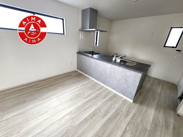 福岡市東区原田4丁目第3-3棟（1号棟）　のダイニング|キッチンから立ち込める香りが今日の料理を期待させます。