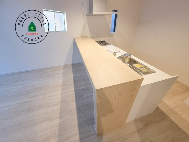 福岡市東区原田4丁目第3-3棟（1号棟）　の内観：施工例|ダイニングテーブルへの配膳がラクラク、お料理はかどるカウンター付きシステムキッチン！