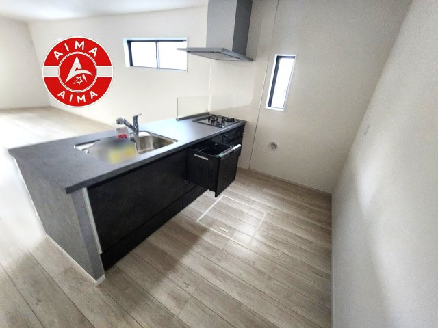 福岡市東区原田4丁目第3-3棟（1号棟）　のキッチン|ダイニングテーブルへの配膳がラクラク、お料理はかどるカウンター付きシステムキッチン！