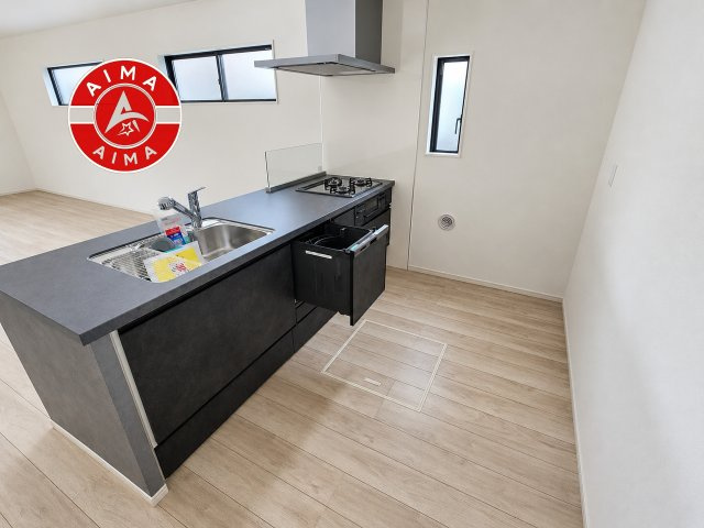 福岡市東区原田4丁目第3-3棟（1号棟）　のキッチン|ダイニングテーブルへの配膳がラクラク、お料理はかどるカウンター付きシステムキッチン！
