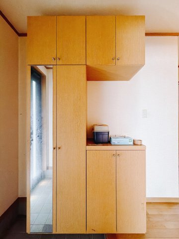 【中古戸建】高崎市上大類町の玄関|■玄関｜毎日の「いってらっしゃい」や「お帰りなさい」を大切なご家族と過ごす玄関は〈使いやすさ〉を追求しております。玄関横の物入は急な来客時でもさっとお片付けできるスペースを確保しています。