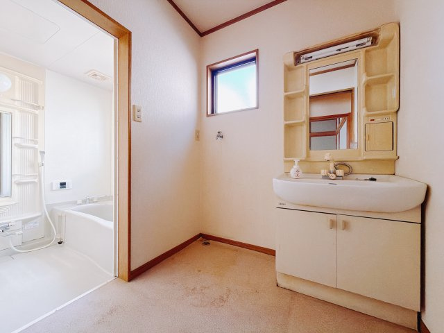 【中古戸建】高崎市上大類町の独立洗面台|■洗面室｜大きな鏡で朝の身支度もラクラク♪毎日の忙しい準備が楽しくなる洗面所です(^^♪