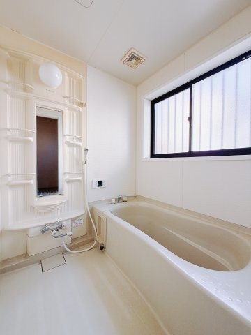 【中古戸建】高崎市上大類町の浴室|■浴室｜デザイン性に優れた浴室♪1日の疲れを癒す、ゆったりとしたバスタイムをぜひお過ごしください(*＾＾*)大きな窓付きで嬉しい♪