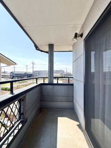 【中古戸建】高崎市上大類町のバルコニー|■バルコニー｜プライバシーが守られたインナーバルコニーは、くつろぎの空間としても、アウトドアの空間としても活躍をしてくれます。