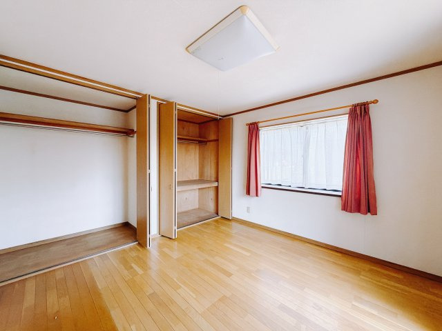 【中古戸建】高崎市上大類町の洋室|■2階洋室｜2階各居室には収納をご用意しています♪常にお部屋を綺麗に保てます！小さなお子様も自然とお片付けができるようになるのでうれしいですよね！