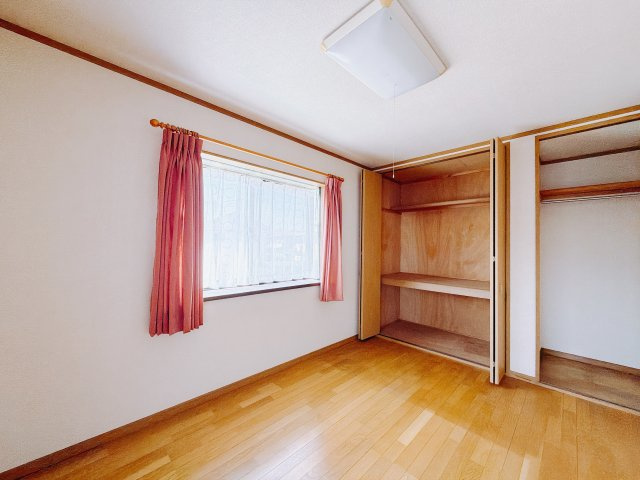 【中古戸建】高崎市上大類町の洋室|■2階洋室｜子供部屋のメリットは「自立心を養うことができる」「自分で整理整頓できるようになる」そして、お子様が成長した際には「プライバシーを確保できる」といい事だらけ♪