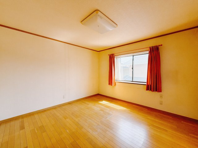 【中古戸建】高崎市上大類町の洋室|■2階洋室｜ナチュラルカラーの床です。模様替えなどとても楽しく工夫できます♪陽当たり、風通しもとても良いので毎日快適な生活スタートです！子供部屋にも良いですね♪