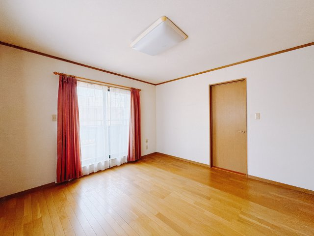 【中古戸建】高崎市上大類町の洋室|■2階洋室｜2階洋室には大きな窓をご用意しています。日中はあたたかな日差し差し込み自分時間も充実できますね＾＾